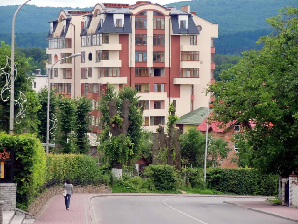 Sunny Apartment In The City Center Truskavets Bagian luar foto
