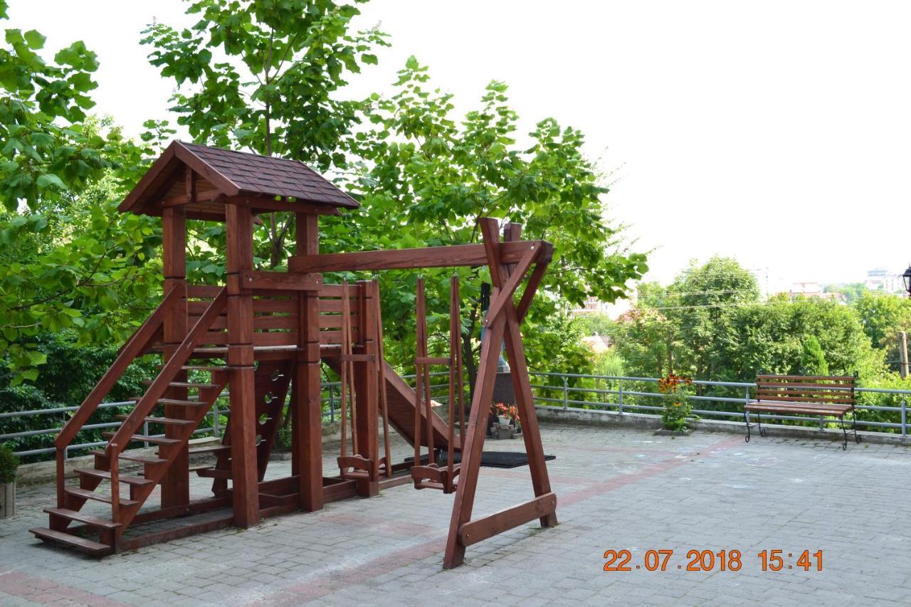 Sunny Apartment In The City Center Truskavets Bagian luar foto